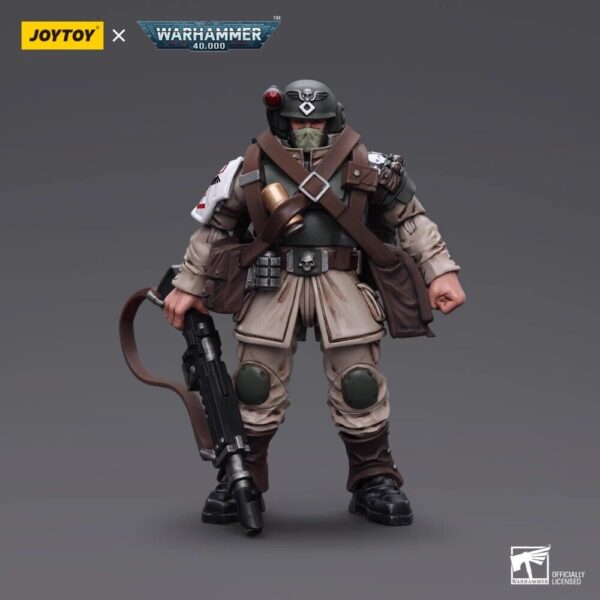 JOYTOY Astra Militarum Cadian Command Squad Veteran with Medi-pack 1/18 JT7943